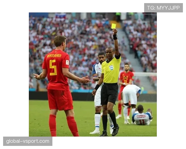 守门员犯规判罚要点：禁区内点球与红黄牌判断标准