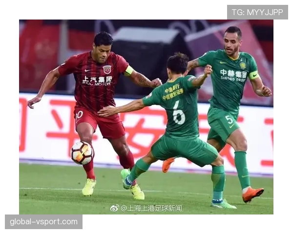 胡尔克边路高速突破如何持续压制防线并提升传中威胁？